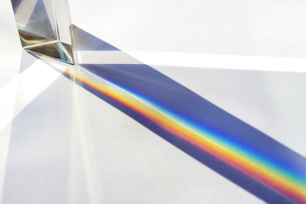 prism difracting light into colors